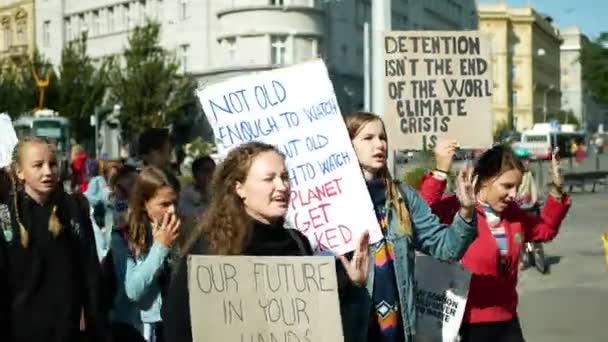 Brno, Tjeckien, 20 september 2019: Fredag för framtiden, demonstration mot klimatförändringar, fana kvarhållande isnt slutet av världens klimatkris är, studenter publiken ekologi — Stockvideo