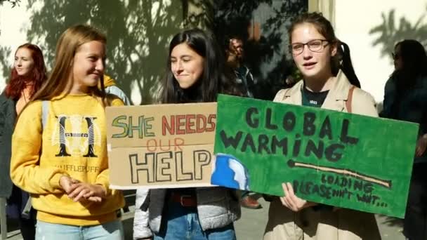 BRNO, REPÚBLICA CHECA, 20 DE SETEMBRO DE 2019: Sexta-feira para o futuro, manifestação contra as mudanças climáticas, banner sign she needs our help. Aquecimento global, multidão jovens estudantes ecologia — Vídeo de Stock