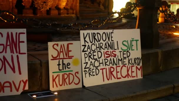 PRAGUE, REPÚBLICA CHECA, 17 DE OUTUBRO DE 2019: Demonstração contra bandeiras da Turquia sinal de bandeira Erdogan sair de Rojava, salvar os curdos, os curdos salvaram o mundo do Estado Islâmico de Ísis — Vídeo de Stock