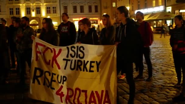 Прага, Чехія, 17 жовтня 2019: курдські демонстрації проти Туреччини та президента Реджепа Таїпа Ердогана, прапор прапора Fck Isis Туреччина 4 Рохава, активісти — стокове відео