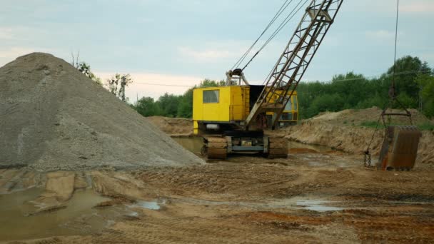 Εξόρυξη αμμοχάλικου εκσκαφέας εκσκαφέας βυθοκόρος μηχανή εξόρυξης ανθρακωρυχείο εξόδου λατομείο κτίριο φαιά σωρός ορυχείου επιφάνεια χαλαζία έρμα, βιομηχανία οικοδομικό υλικό, καταστροφή τρύπα φύση — Αρχείο Βίντεο
