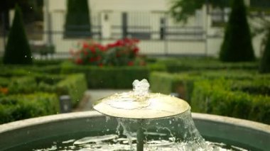 Olomouc 'taki bahçe parkı, Çeşme demirden tarihi anıtlar anıtı, tank jeti yüksekliği fışkıran pınar, Maria Theresa' nın saltanatı sırasında duvarlara fışkıran fıskiyeler, barok çıkıntıları, frangipani çalıları ve ağaçları. 