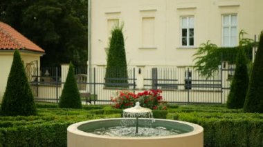 Olomouc 'taki bahçe parkı, Çeşme demirden tarihi anıtlar anıtı, tank jeti yüksekliği fışkıran pınar, Maria Theresa' nın saltanatı sırasında duvarlara fışkıran fıskiyeler, barok çıkıntıları, frangipani çalıları ve ağaçları. 