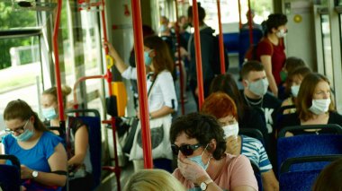PRAG, CZECH REPUBLIC, 22 Haziran 2020: Coronavirus maskesi hapşıran el kameraları, tramvay kalabalığı yolcuları, toplu taşıma önleme riskine karşı çoklu 19 enfeksiyon salgını
