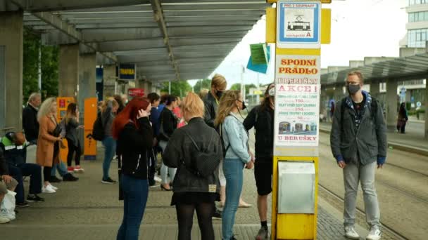 OLOMOUC, REPÚBLICA CHECA, 22 DE JUNIO DE 2020: Coronavirus máscara cara tranvía tranvía tranvía parada tranvía multitud personas pasajeros se embarcan, transporte público prevención riesgo covid-19 brote de seguridad — Vídeo de stock