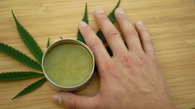 Kayganlaştırıcı krem kenevir kenevir merhemi elinde tıbbi kenevir merhemi CBD deri yaprakları, vücut masajı gevşetici etkisi, ağrı kesiciyi rahatlatır, merhem rahatlatıcı, antibakteriyel marihuana, THC