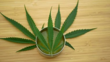 Kayganlaştırıcı krem kenevir kenevir merhemi elinde tıbbi kenevir merhemi CBD deri yaprakları, vücut masajı gevşetici etkisi, ağrı kesiciyi rahatlatır, merhem rahatlatıcı, antibakteriyel marihuana, THC