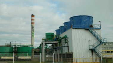 PREROV, CZECH REPUBLIC, SEPTEMBER 29, 2020: Kimya fabrikası Agrofert bacalı fabrika Prerov şehir dumanı, üretim kimyasalları, tehlikeli çevre kirliliği hava kirliliği hava kirliliği