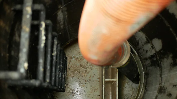 Limpieza de alcantarillado obstrucción tubería drenaje limpieza eje pozo séptico pozo negro bombeo en el tanque por la manguera de succión bajo alta presión. El sumidero contiene aguas residuales de lodos de contaminación heces de aguas residuales negras — Foto de Stock