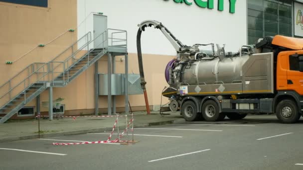 OLOMOUC, CZECH REPUBLIC, JUNE 29, 2020: Sewer cleaning tank truck car pipe drain cleaning shaft septic cesspool pumping suction hose under pressure, sump contains pollution sludge sewage wastewater — Stock Video