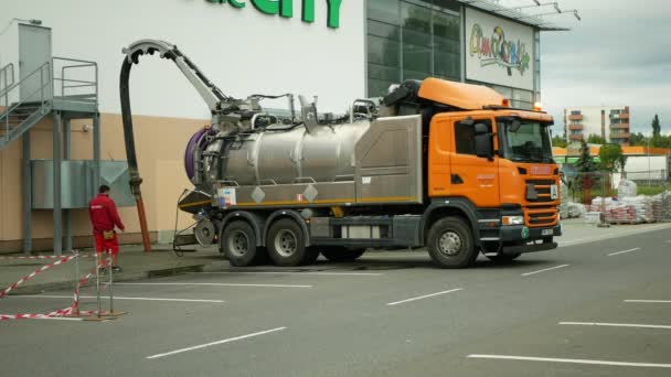 OLOMOUC, REPÚBLICA CHECA, JUNHO 29, 2020: Esgoto limpeza tanque caminhão carro tubulação trabalhador dreno limpeza eixo fossa séptica bombeamento mangueira de sucção pressão, cárter contém lodo de poluição esgoto águas residuais — Vídeo de Stock