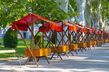 Boş Pazar Zagreb'de güneşli bir günde duruyor.