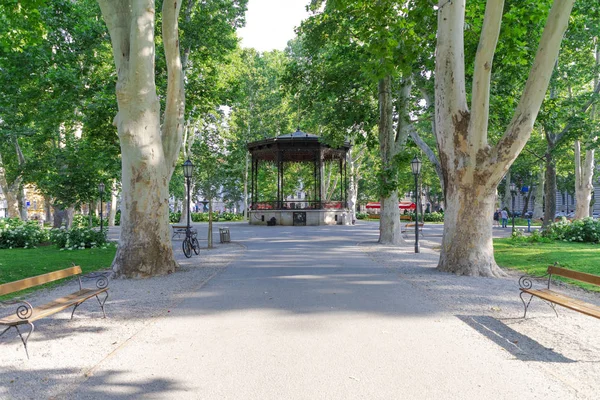 Park Zrinjevaz güneşli bir günde köşk