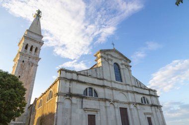 Güneşli bir katedral os St.Euphemia Rovinj