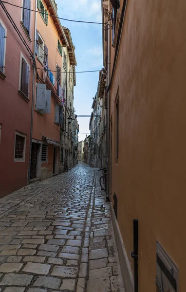 Caddesi ve tarihi kent Hırvatistan Rovinj binalar