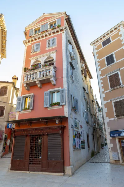 Caddesi ve tarihi kent Hırvatistan Rovinj binalar