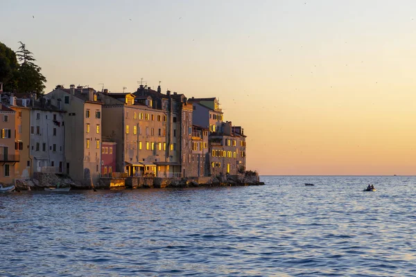 Gün batımında Rovinj kasabada Hırvatistan Cityscape