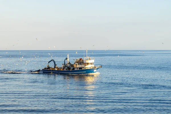 Hırvatistan güneşli bir denizde balıkçı teknesi