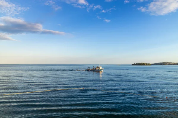 Rybářský Člun Moři Slunného Dne Chorvatsku — Stock fotografie