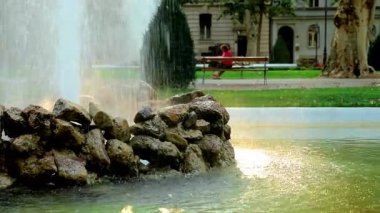      Zagreb Zrinjevac Parkı güneşli bir çeşme 