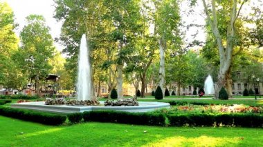      Zagreb Zrinjevac Parkı güneşli bir çeşme 