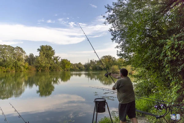 Balıkçı gölde sazan balıkçılık eylem