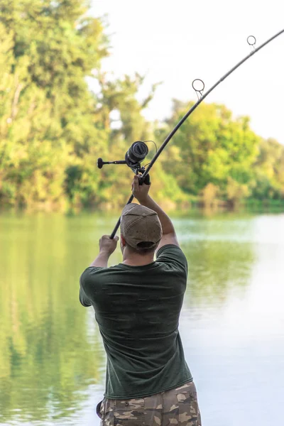 Balıkçı gölde sazan balıkçılık eylem