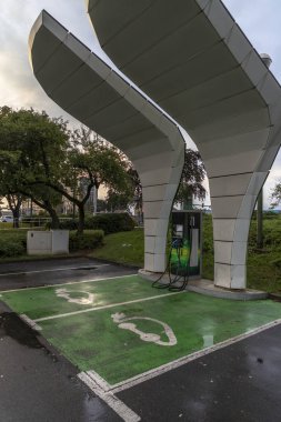 Zagreb, Hırvatistan için elektrikli otomobil için boş şarj istasyonu