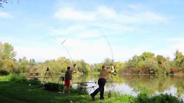 Dois Homens Sincronicamente Pesca Carpa — Vídeo de Stock