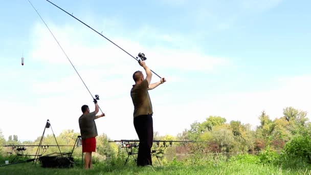 Dois Homens Sincronicamente Pesca Carpa — Vídeo de Stock