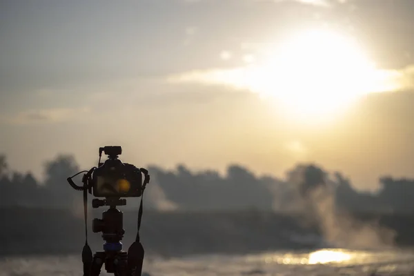 Camera Een Statief Schieten Bij Zonsopgang — Stockfoto