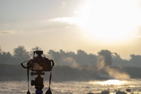 Camera Een Statief Schieten Bij Zonsopgang — Stockfoto