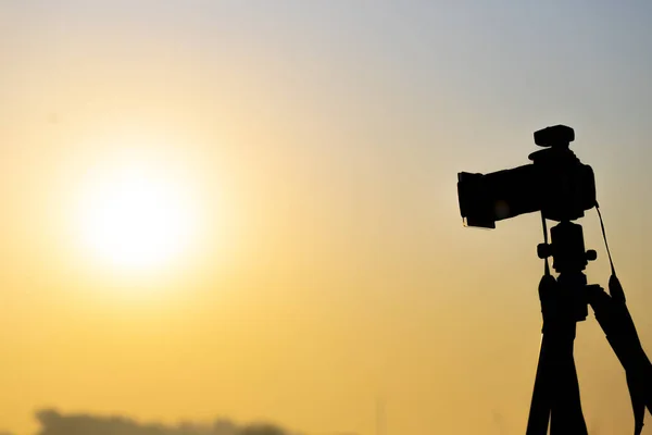 日の出撮影三脚上でカメラ — ストック写真