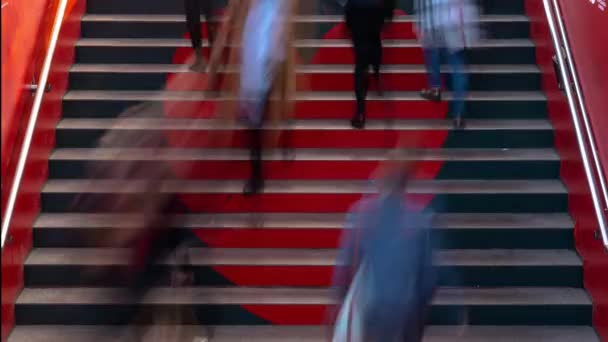 込み合う時間に階段を上って人々 Walkging — ストック動画