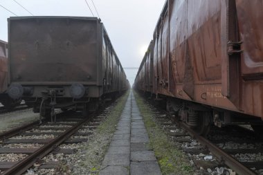 Sabah sisin içinde park edilmiş arabalar eski tren