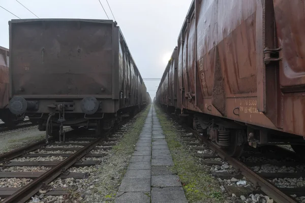 Sabah sisin içinde park edilmiş arabalar eski tren