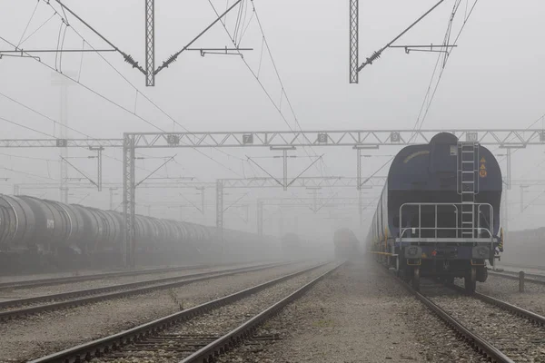 Viejos Vagones Tren Estacionados Niebla Mañana —  Fotos de Stock