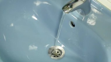 Sabunla banyo lavaboda yıkama adam eller