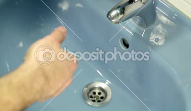 Sabunla banyo lavaboda yıkama adam eller