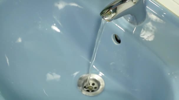 Άνθρωπος Πλύσιμο Χέρια Στο Νεροχύτη Μπάνιο Σαπούνι — Αρχείο Βίντεο
