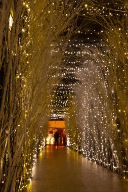 Koridor advent Noel ışıkları ile dekore edilmiş