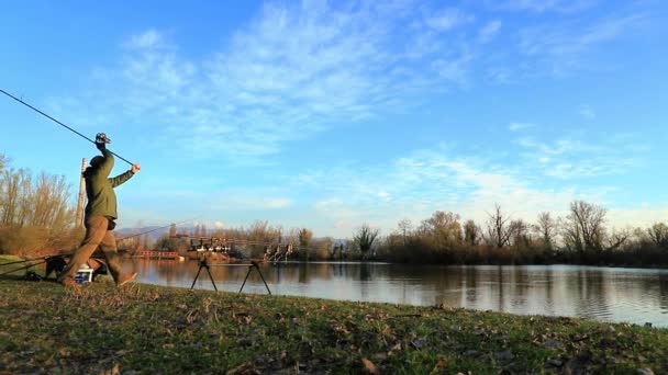 Pêcheur Pratiquant Pêche Carpe Par Une Matinée Ensoleillée Ralenti — Video