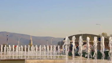 Hırvatistan'ın başkenti Zagreb'de çeşmeler ve şehir manzarası yavaş çekimde