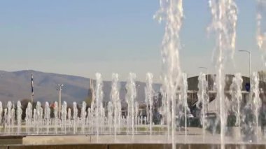 Hırvatistan'ın başkenti Zagreb'de çeşmeler ve şehir manzarası yavaş çekimde