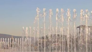 Hırvatistan'ın başkenti Zagreb'de çeşmeler ve şehir manzarası yavaş çekimde