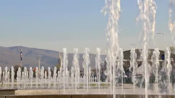 克罗地亚首都萨格勒布的喷泉和城市景观在慢动作 — 图库视频影像