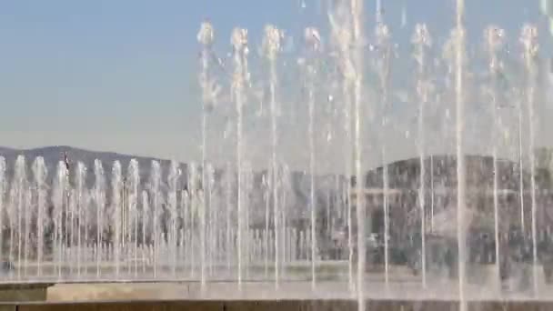 喷泉和城市景观在萨格勒布首都克罗地亚加速 — 图库视频影像