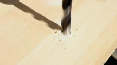 Yavaş çekimde bir delik delme biraz yakın