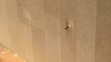 Yavaş çekimde bir delik delme biraz yakın