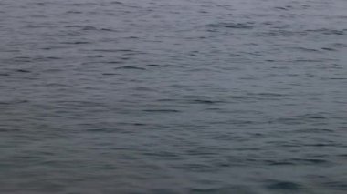 Bulutlu bir günde yavaş çekimde deniz yüzeyi